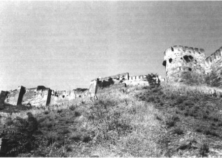 Стена дербентской крепости. Фото А.К.Аликберова, 1999 г.‎